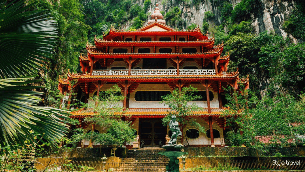 Sam Poh Tong Temple