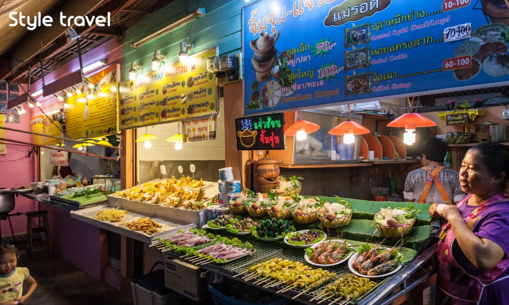 Food stalls and outdoor dining at Chiang Rai Night Bazaar