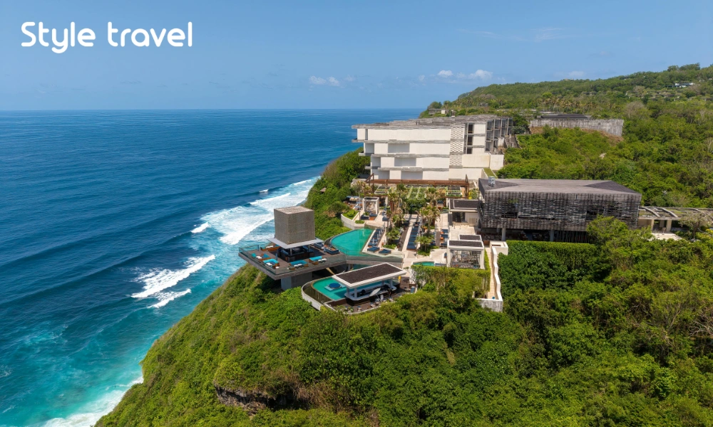 Cliffside accommodation overlooking the coast in Uluwatu
